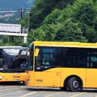 Un bus de la línia 6 baixant per l’Obac, a la cruïlla amb el carrer de la Unió
