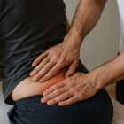 Un fisioterapeuta tracta un pacient de problemes a les lumbars.