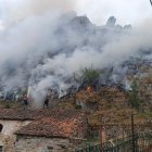 Els Bombers extingint un foc a Somiedo.