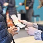 Un ciutadà amb un passaport a la mà.