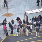 Estudiants en una parada de bus a la capital.