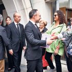 El cap de Govern saludant unes ciutadanes després de la missa del Dia de Meritxell.