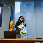 Punjabi marxant d’una roda de premsa.
