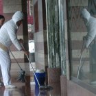 Una dona i un home netegen una escala.