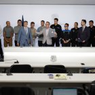 Xavier Espot i Marc Rossell amb els representants dels funcionaris que han signat l'acord d'augment de salaris