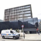 Furgó de la policia, davant de la Batllia.