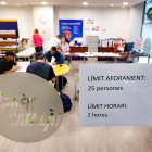 Usuaris al centre de català d’Escaldes, el més afectat per l’elevada demanda.