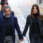 L'excopríncep francès, Nicolas Sarkozy, acompanyat de Carla Bruni, abans d'entrar a presó.