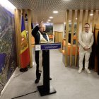 Mossèn Jaume beneïnt el centre amb el cap de Govern, Xavier Espot, i la ministra de Salut, Helena Mas, durant la inauguració.