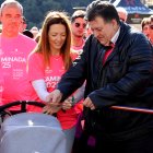 La ministra de Salut, Helena Mas, i el president d'Assandca, Josep Saraiva tallant la cinta de la caminada contra el càncer