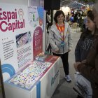 Visitants a l’estand de l’Espai Capital.