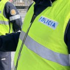 Dos policies en un control d'alcoholèmia.