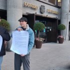 Els membres de l'Andrail amb les signatures recollides.