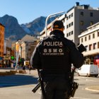 Un agent del grup de suport del manteniment de l’ordre de la policia, ahir al Pas de la Casa.