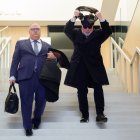 L’excomissari Villarejo i el seu advocat, ahir a la seu de la Justícia.