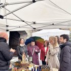 La comitiva d’autoritats visita una de les parades.