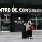 Una turista a la plaça del Poble.