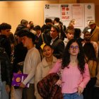 Diversos joves en la fira d'orientació per estudiar a França