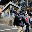 Persones fent cua a les portes del servei d’Immigració.