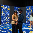 Diverses persones provant l'experiència immersiva Van Gogh Alive d'Andorra