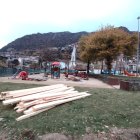 Desmuntatge del parc infantil del Clot d'Emprivat que desapareix per la construcció de tres torres a Escaldes