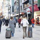 Turistes a l’avinguda Meritxell d’Andorra la Vella.