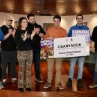 Els guanyadors d'una edició anterior del concurs del cartell de Carnaval d'Encamp.