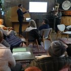 Veïns de Juberri durant la reunió amb el comú per decidir què fer amb els jardins