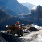 Un operari treballant a les obres del desviament de la Massana.