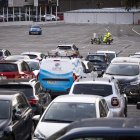 Un treballador pintant les línies de l’aparcament.