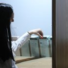 Una jove triant la papereta, el 2019.