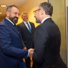 Beccari i Xavier Espot se saluden, a Brussel·les.