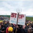 Els manifestants continuen amb les reivindicacions.
