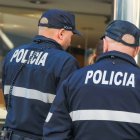 Dos agents de la policia.