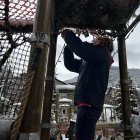 Alguns operaris, preparant l'Estelarium de la Massana.