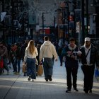 Gent caminant per l'avinguda Meritxell.
