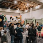 Famílies amb una de les atraccions del Saló.