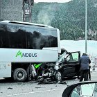 El turista, encastat a la part del darrere de l’autobús.