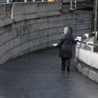 Una persona agafant-se a una barana en un carrer d'Escaldes aquest matí.