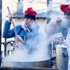 Dos cuiners de la Confraria de Sant Antoni en l'edició anterior.