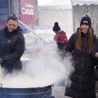 Una voluntària remenant l’escudella al Pas.
