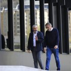 Joan Pau Miquel i Higini Cierco a l’exterior de la seu de la justícia.