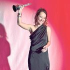 Laia Ateca, mostrant el guardó.