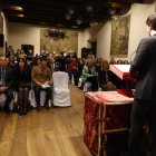 Autoritats polítiques escoltant el discurs del síndic general, Carles Ensenyat, durant la presentació de la candidatura a la UNESCO.