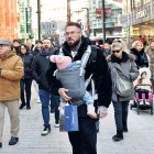 Gent passejant pel centre.