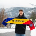 El nou davanter tricolor exhibeix la bufanda de l’equip a Beixalís.