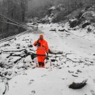 Un treballador al lloc de l’esllavissada.