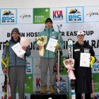 Xavi Cornella, a la dreta, al podi de la Far East Cup d’Alpensia.