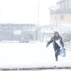 Un home caminant sota la neu al Pas.