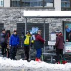 Turistes esperant el bus el 26 de gener.